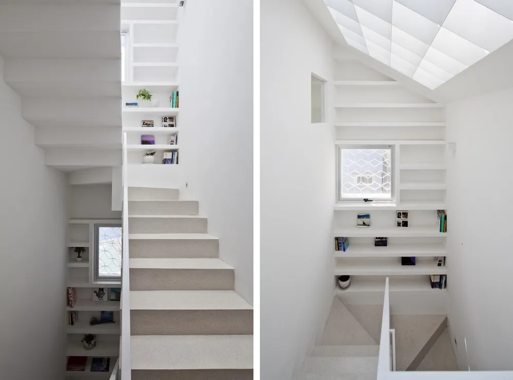 Các không gian trống giữa cầu thang được tận dụng làm kệ.