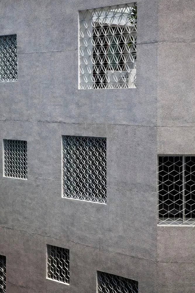 Kiến trúc sư đã bố trí các lưới thép có hoa văn cho mỗi ô cửa.