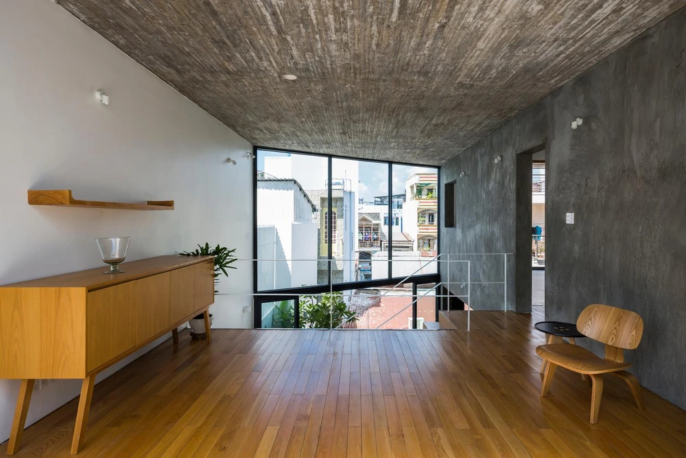 Trần nhà làm bằng bê tông thô với hoa văn hình dạng gỗ pallet, phù hợp với màu tường.