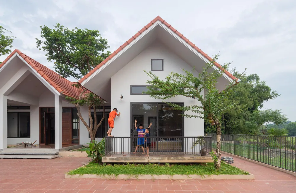 Ngoài ra, hai khoảng hiên riêng tư hai bên dành cho không gian ngủ của gia đình.