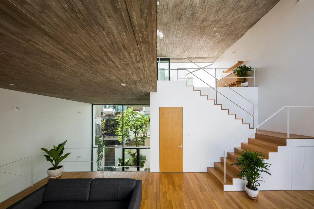 Nối liền với phòng khách là cầu thang dẫn lên các tầng trên.