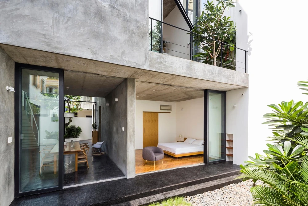 Nhà có tổng cộng năm phòng ngủ, hai phòng ở tầng một, một phòng ở tầng hai và hai phòng ở tầng ba.