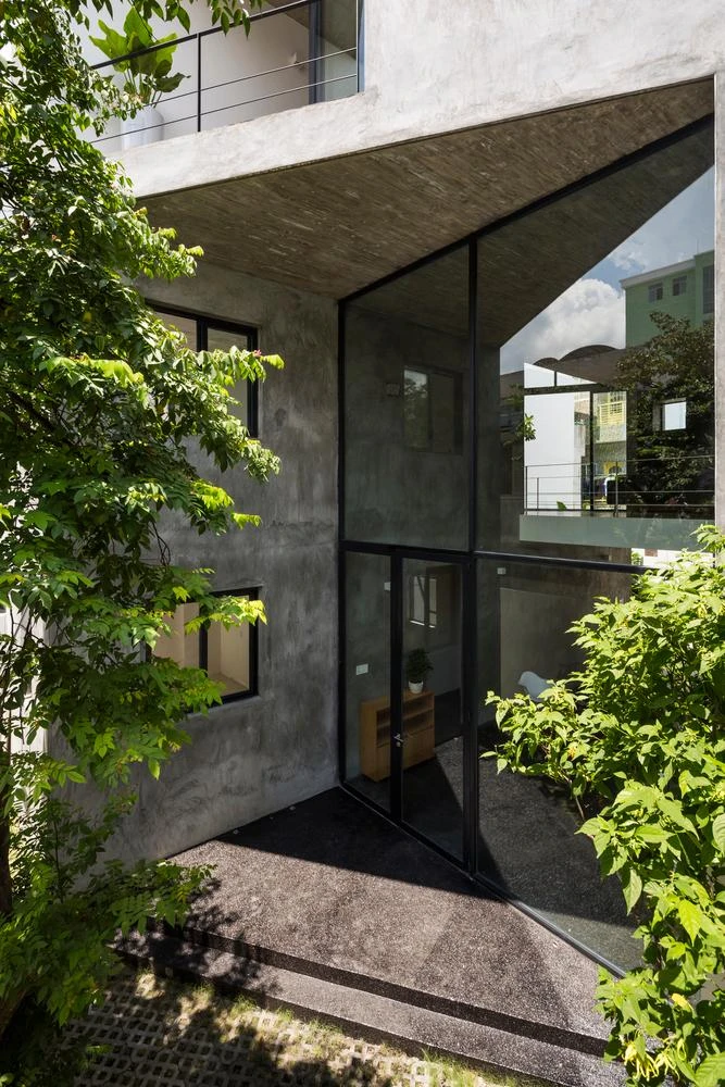 Con hẻm dẫn vào nhà chỉ rộng một mét, nhưng sau khi xây dựng ngôi nhà ở đây luôn cảm nhận được ánh nắng và những cơn gió quanh khu vườn.