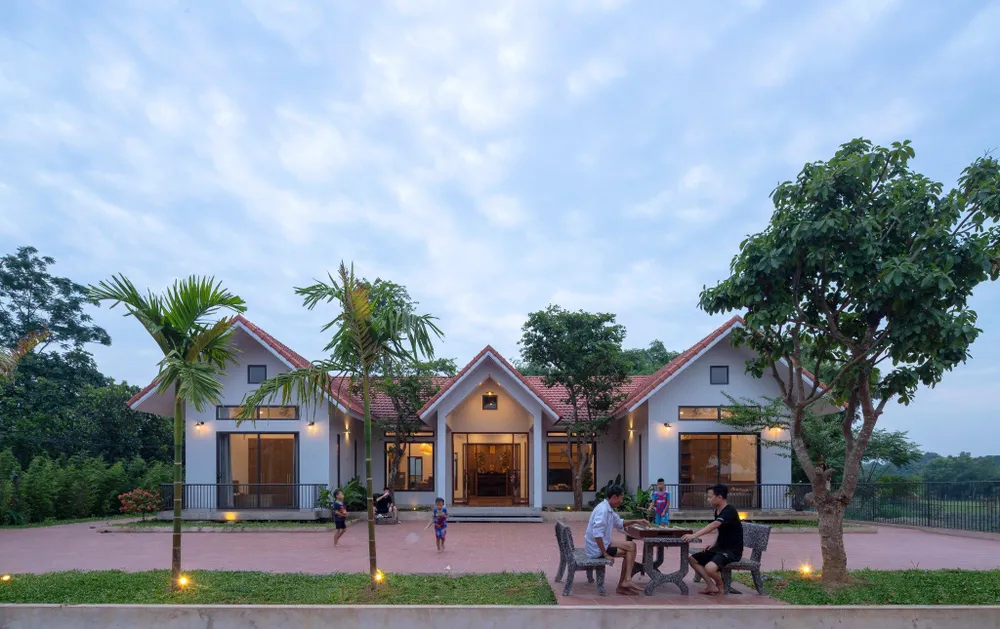 Ngói đỏ, gạch đỏ lát sân là những vật liệu tạo nên nét gần gũi, truyền thống cho công trình.