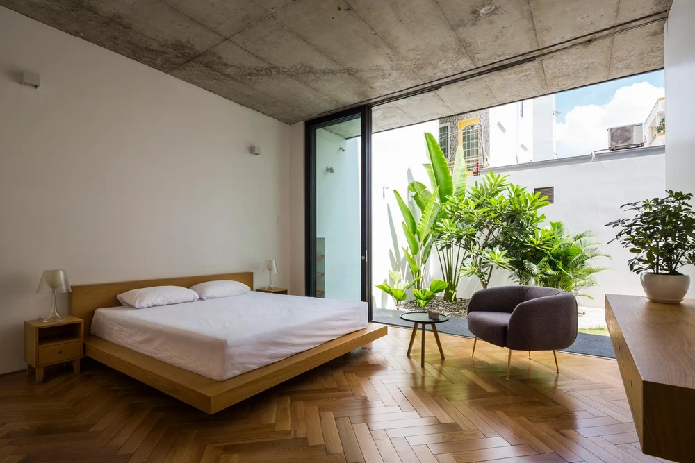 Một phòng ngủ ở tầng một hướng ra khoảng sân trước.