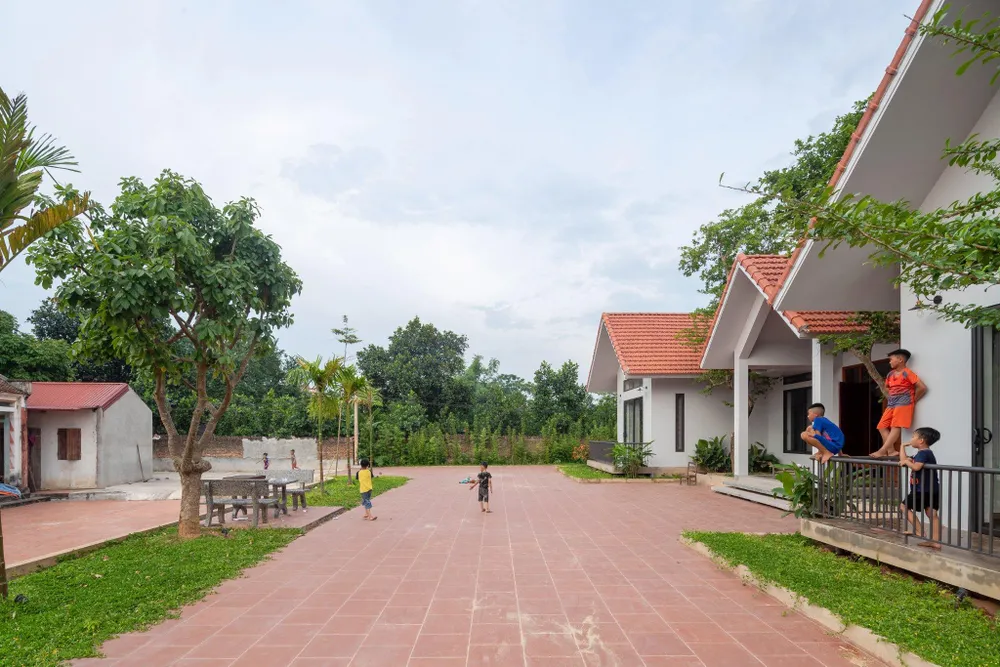 Khoảng hiên lớn là nơi có thể nghỉ ngơi hóng mát, quây quần giao lưu.