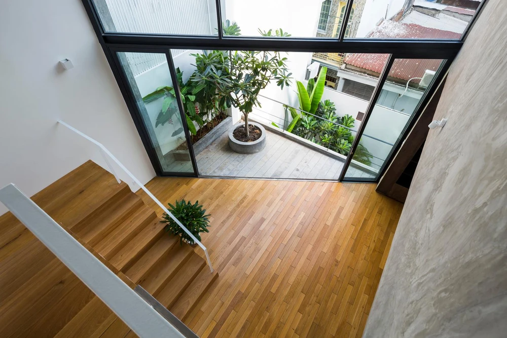 Các khoảng thông tầng này nối liền các phòng sinh hoạt chung của gia đình..