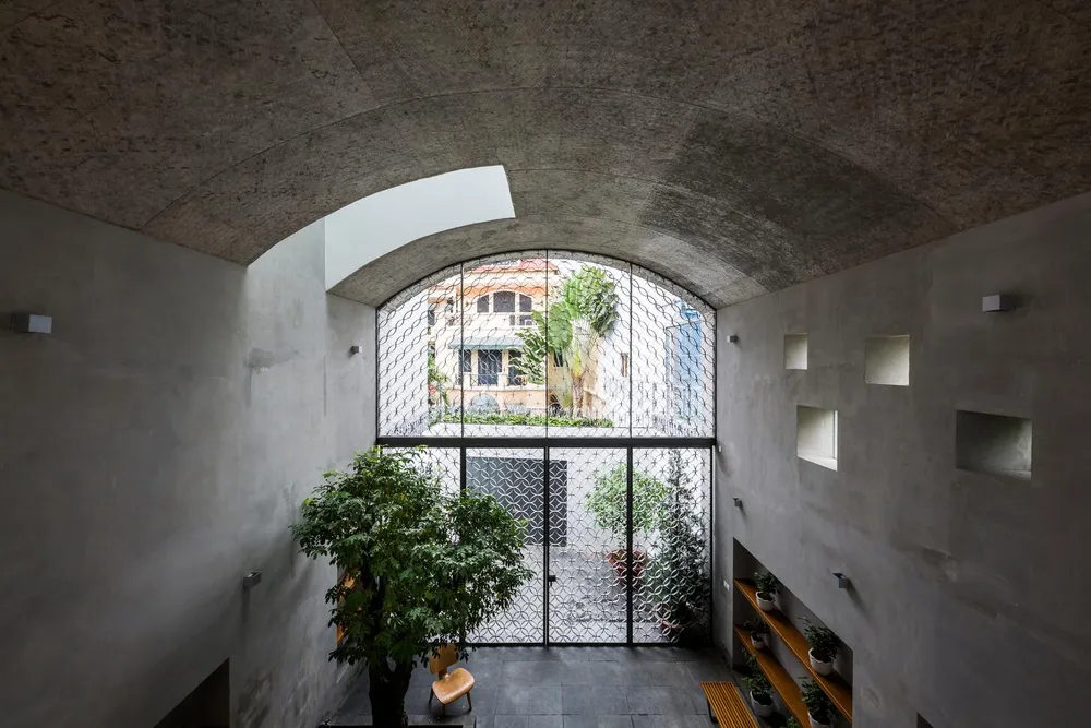 Khi bước vào sân trước từ cổng, bạn sẽ bắt gặp ba gian ngoài trời rộng lớn hình vòm như hang động.