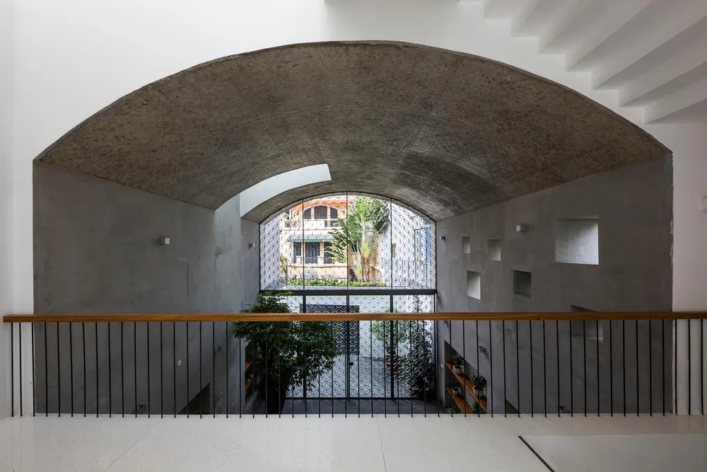 Ánh sáng được truyền vào những không gian vòm này từ nhiều nơi khác nhau qua khoảng trống và cửa sổ.