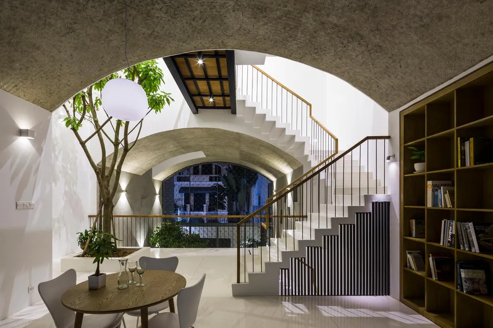 Không gian vòm trên tầng hai, nơi có chỗ học tập và làm việc.