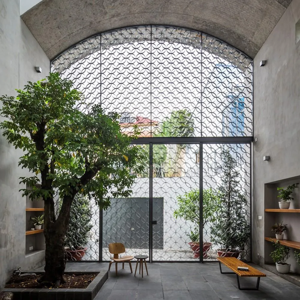 Ngôi nhà được tạo thành từ ba khối hộp được khoét rỗng theo hình vòm bao quanh phòng làm việc và phòng khách giống như các khối nhà.