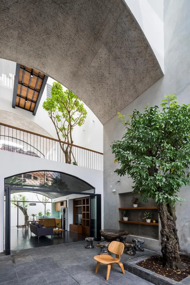 Tầng một và tầng hai là không gian ngoài trời thay vì kiến trúc sư tạo sân vườn phía trước.