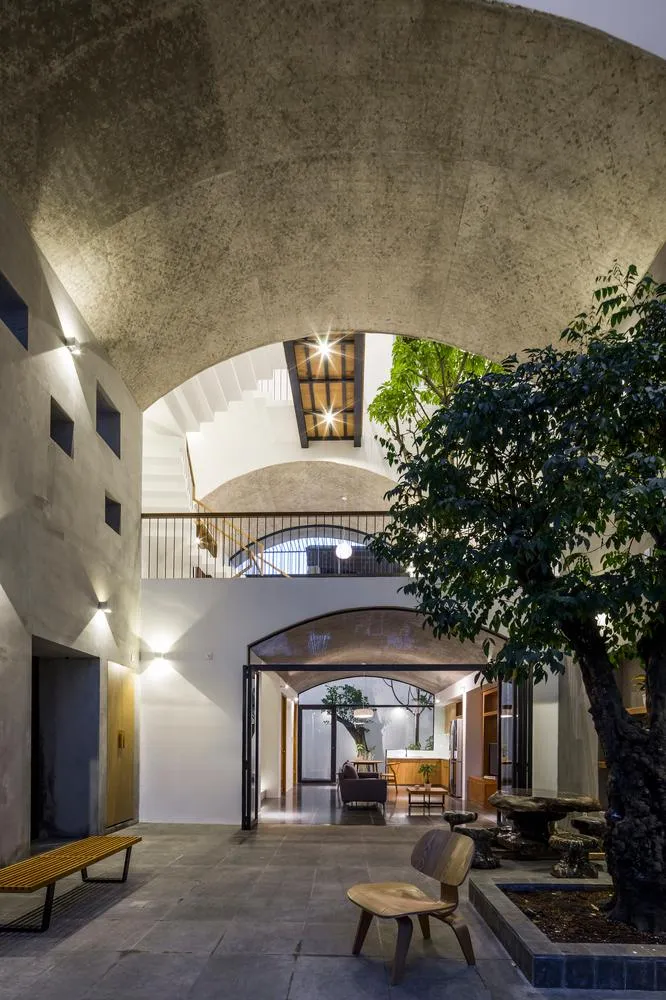 Không gian vòm lớn được kết nối với một không gian vòm khác bao gồm không gian bếp và phòng ăn thông qua một cửa xếp.