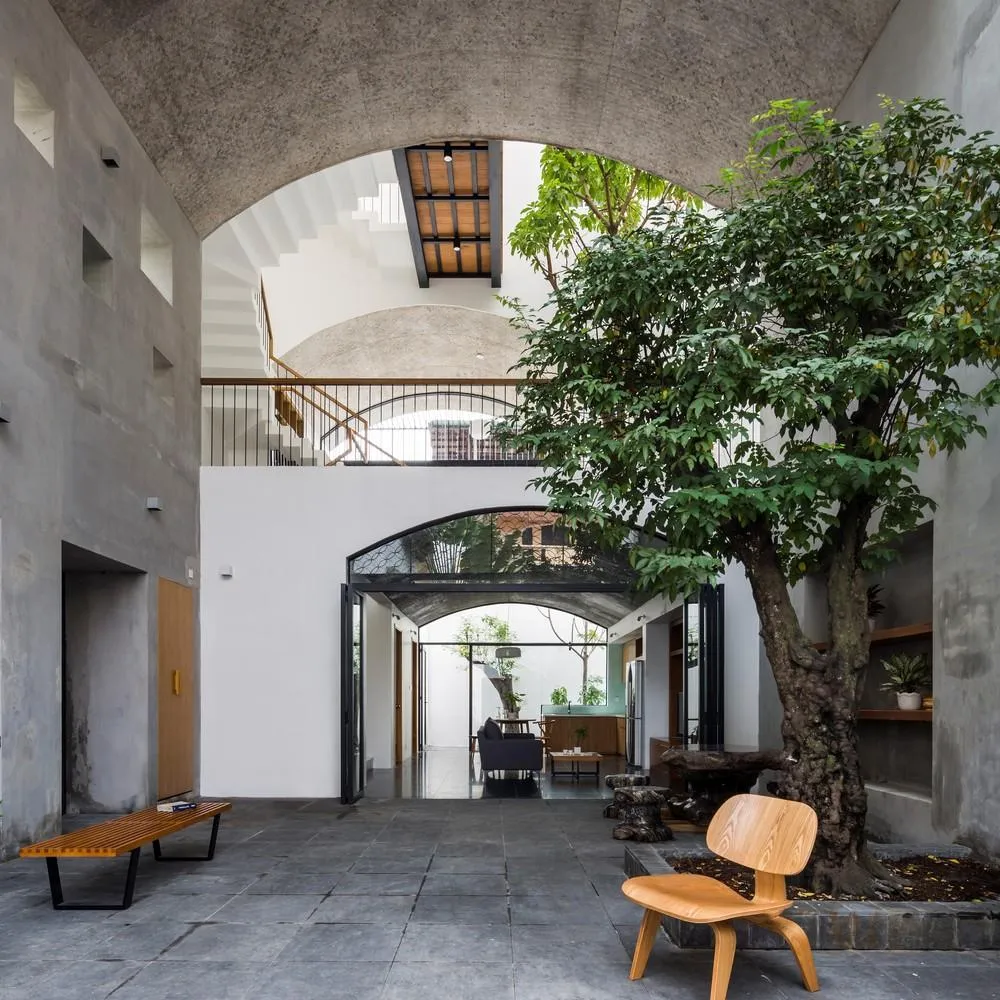 Không gian vòm lớn nhất trở thành lối vào tạo thành không gian sinh hoạt ngoài trời cho ngôi nhà.