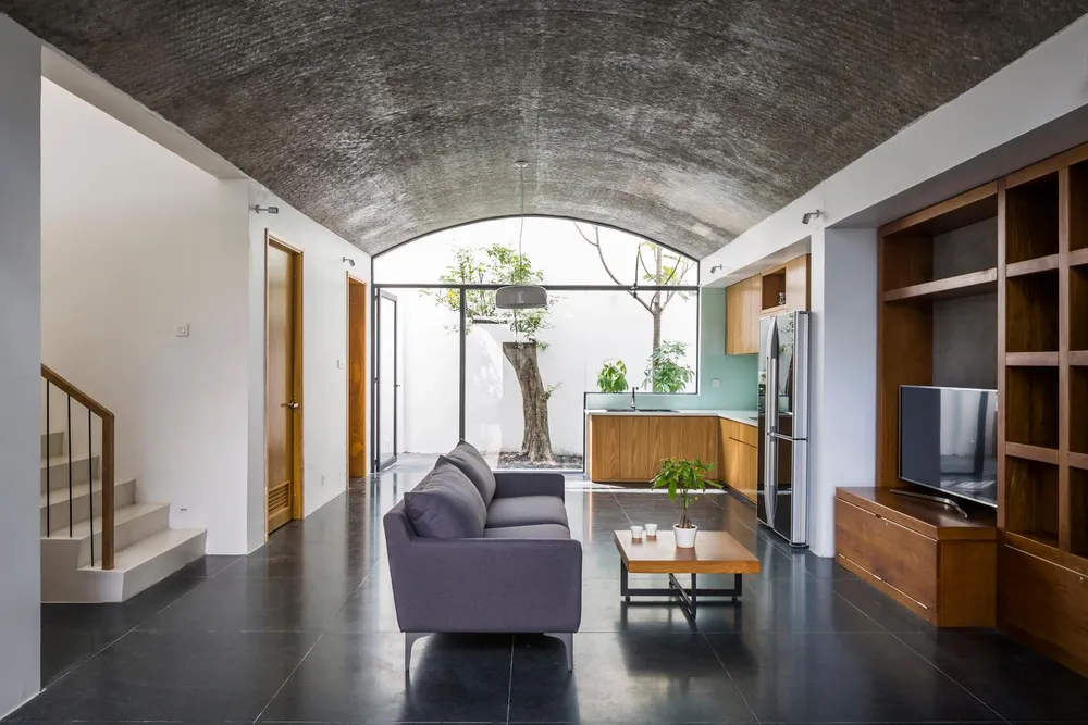 Phòng khách và bếp được bố trí ở tầng một.