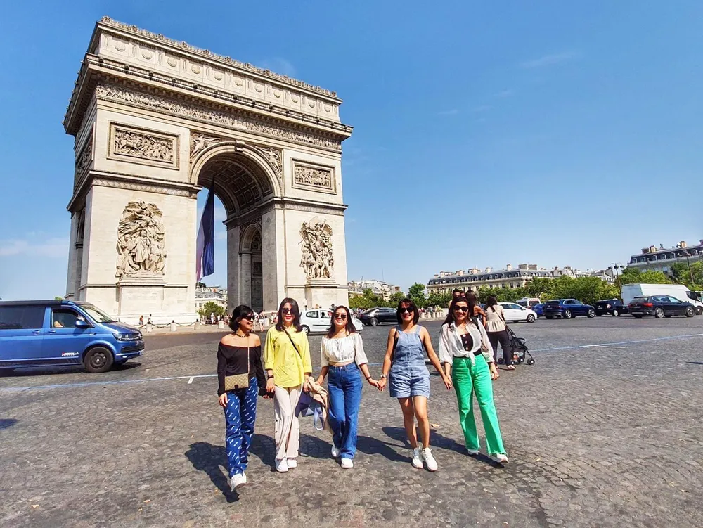 Du khách du lịch châu Âu vào tháng 7. Du khách du lịch châu Âu vào tháng 7.