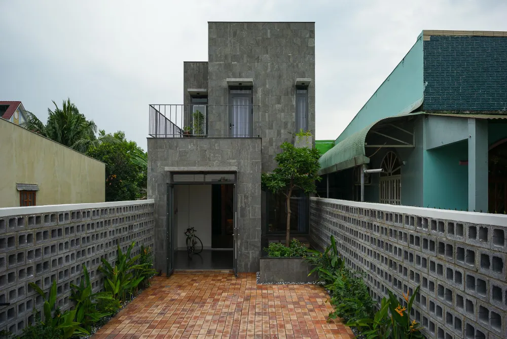 Kiến trúc sư Ngô Tuấn Anh (Atelier Tas) thiết kế ngôi nhà cho một kỹ sư phần mềm trẻ dành tặng cho người mẹ và cô em gái.