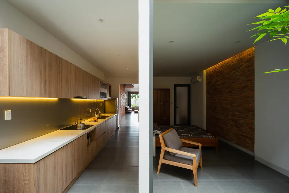 Không gian bếp bố trí theo chiều dài của ngôi nhà.