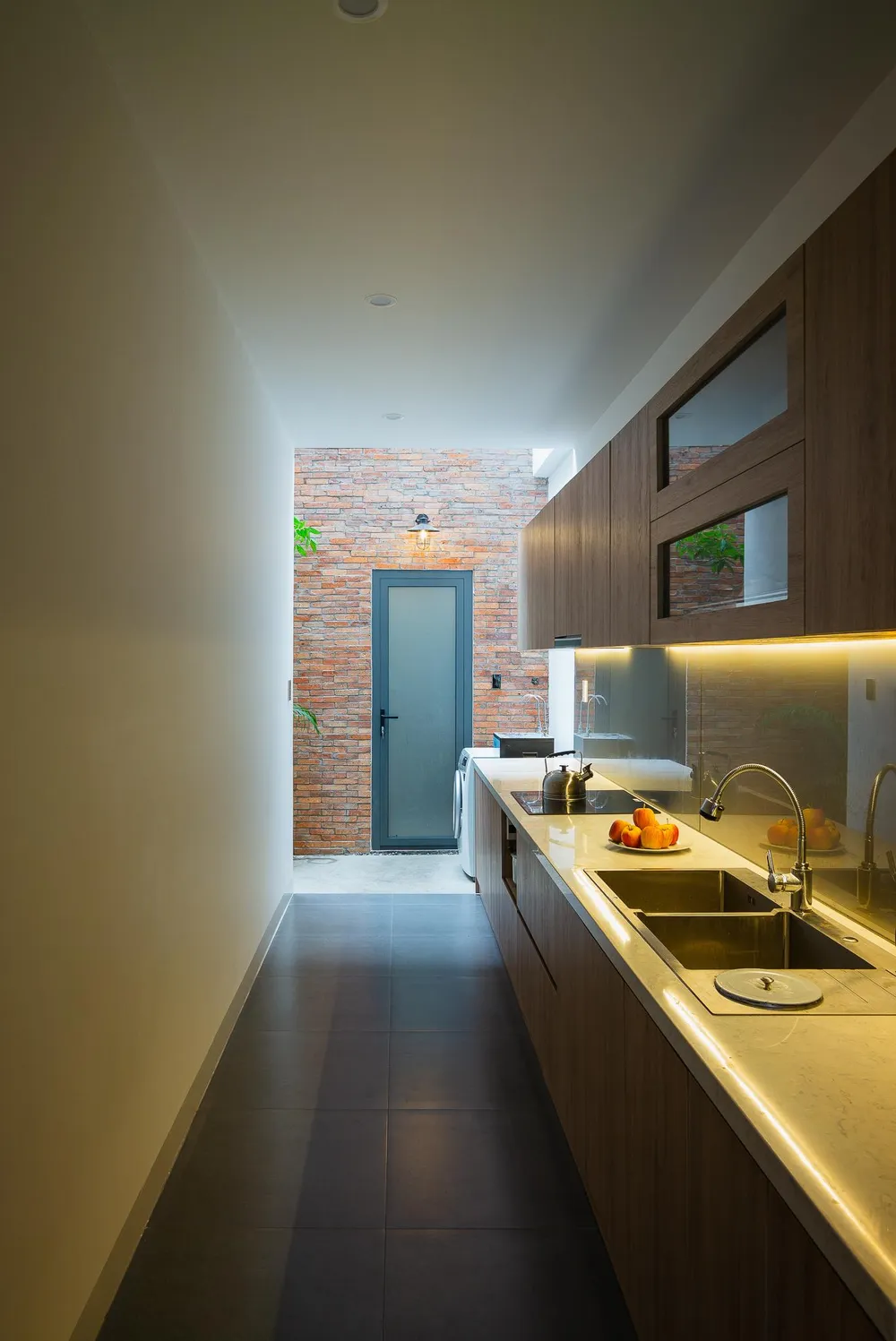 Bếp bố trí gọn theo phong cách hiện đại.