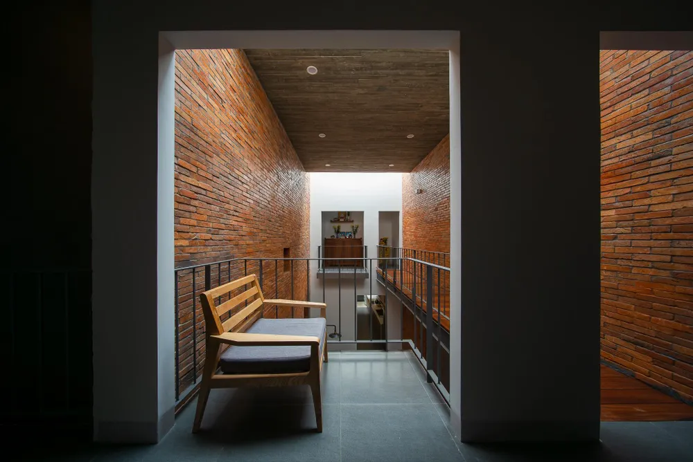 Tia nắng mặt trời sẽ chiếu thẳng vào hai ban công này.