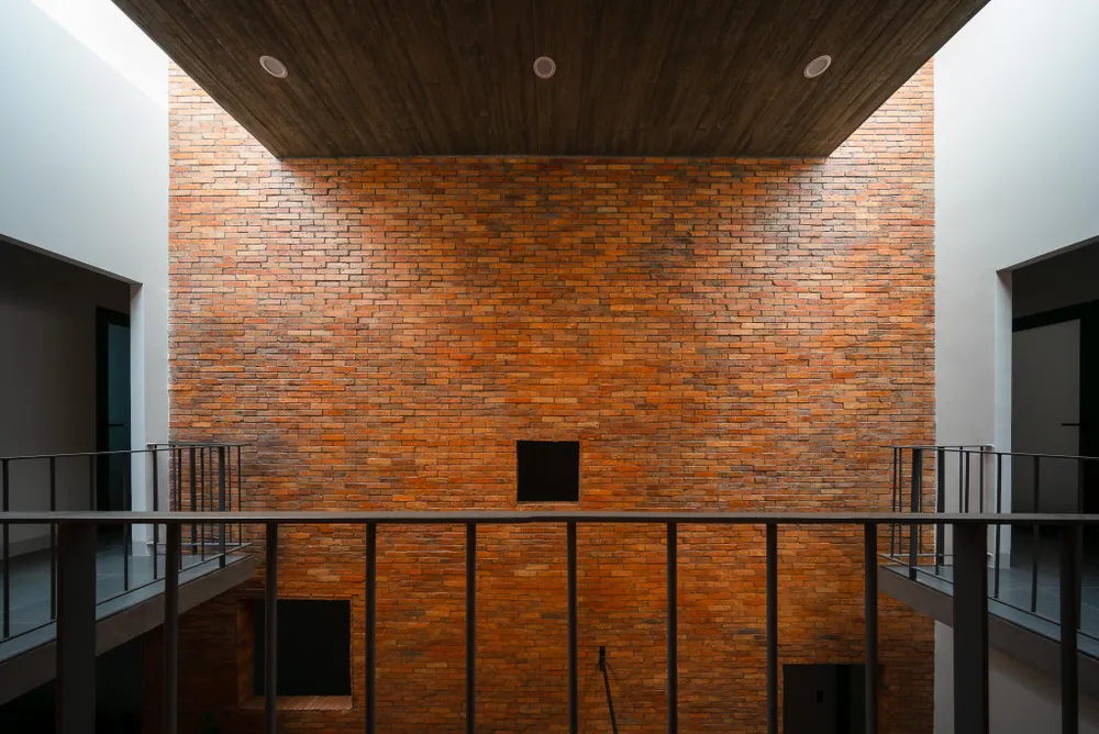 Lan can bằng thép. Kiến trúc sư cho biết, họ muốn có một vật liệu khác với các hộp để tạo sự tách biệt của hai hộp và tạo ra cảm giác không gian rộng hơn.