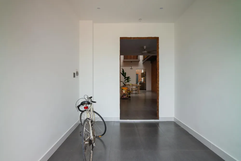 Để tạo ra cảm giác chuyển đổi không gian bên trong, kiến trúc sử dụng gạch thô cho sàn thay vì tường.