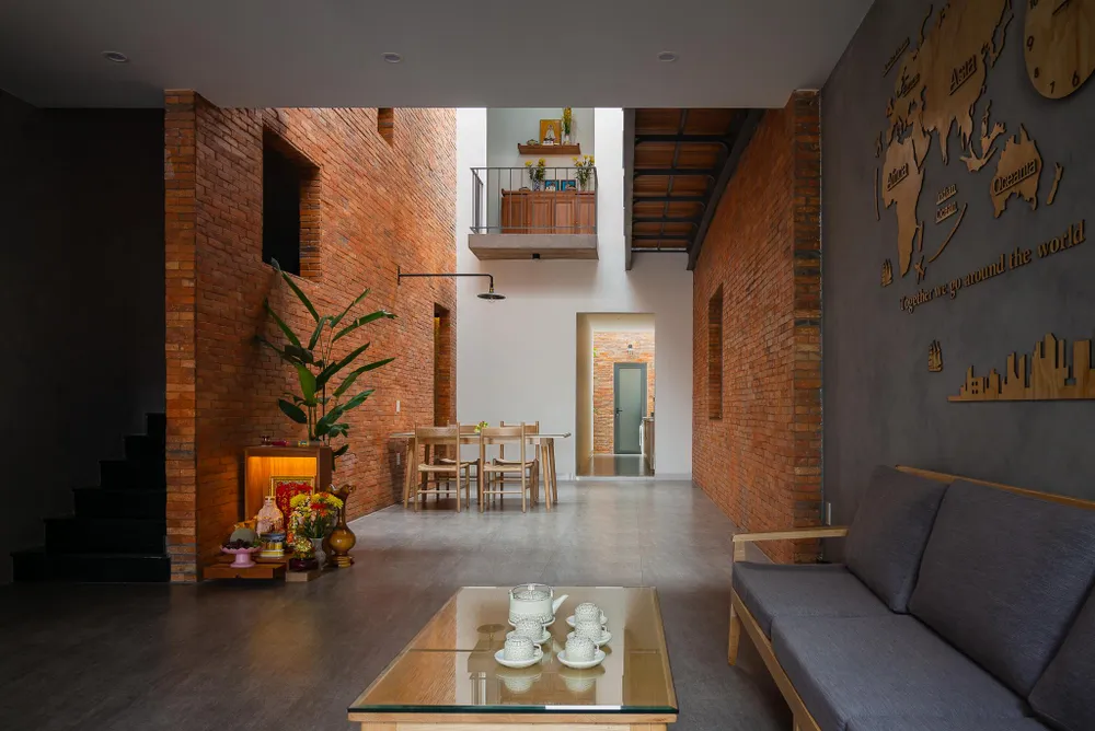 Ở giữa hai khối đóng là một khoảng thông tầng lớn, đây chính là trái tim của ngôi nhà.