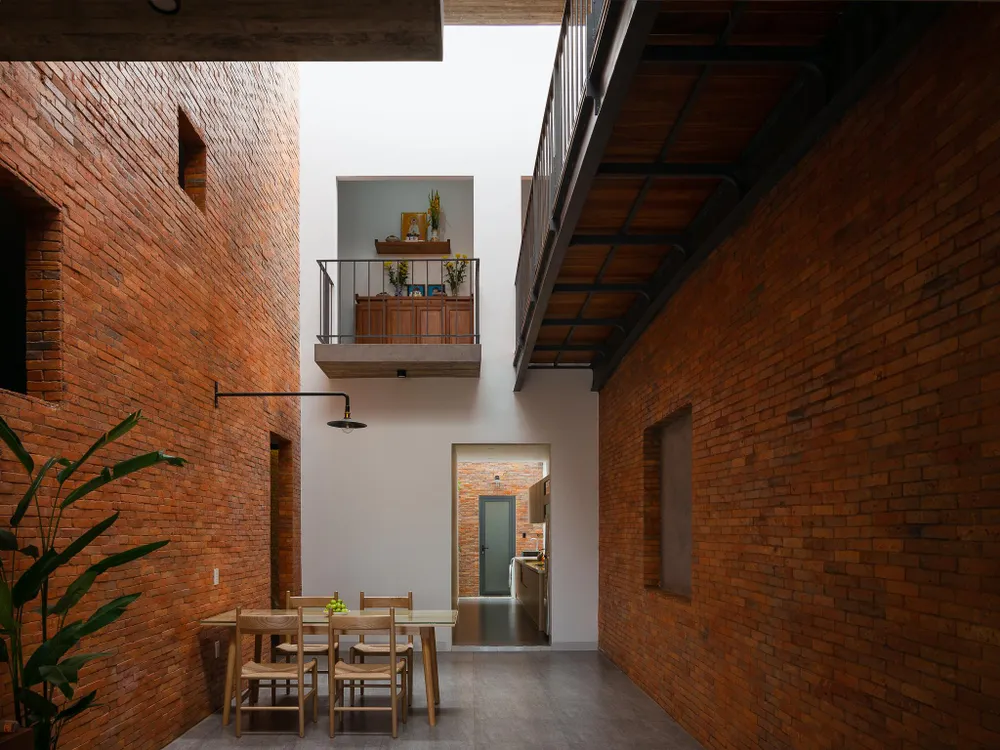 Bên ngoài hai khối đóng là các không gian chung (phòng khách, bếp...) nơi có thể tập trung được nhiều người vào những ngày lễ truyền thống của Việt Nam như lễ, tết, giỗ...