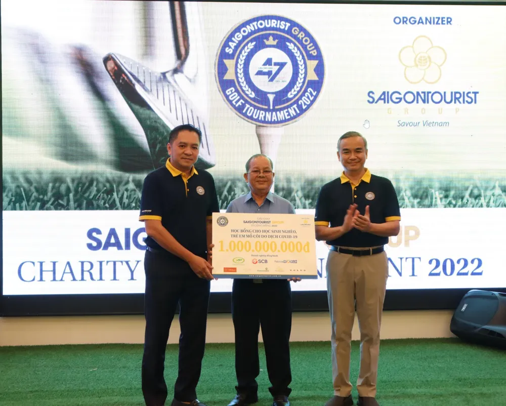 Ông Trần Hữu Tâm, Phó Chủ tịch Hội Bảo trợ bệnh nhân nghèo TP.HCM nhận 1 tỉ đồng từ việc gây quỹ giữa Saigontourist Group và doanh nghiệp, golfer đồng hành.