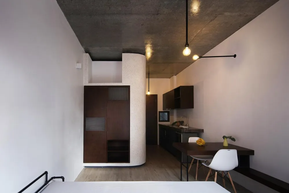 Nội thất bên trong nhà được kiến trúc sư khai thác từ sự khéo léo của các thợ thủ công Việt Nam từ các vật liệu cơ bản như đá granit, sắt, gỗ...