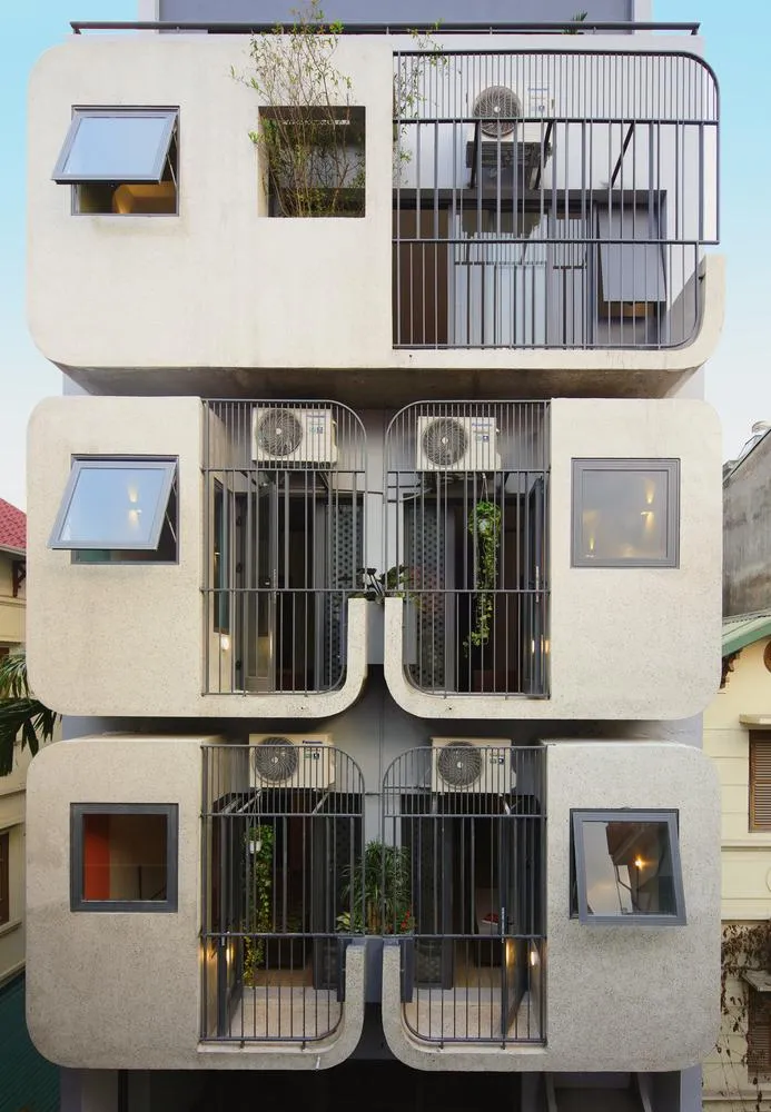 Nhìn từ bên ngoài, từng căn hộ là khối nhà vuông liên kết lại thành công trình nhà ở kết hợp căn hộ đầy ấn tượng.