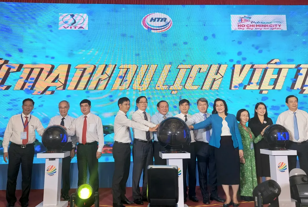 Đại biểu khai mạc sự kiện "Liên kết sức mạnh Du lịch Việt Nam" năm 2022. Ảnh: THU TRINH Đại biểu khai mạc sự kiện "Liên kết sức mạnh Du lịch Việt Nam" năm 2022. Ảnh: THU TRINH