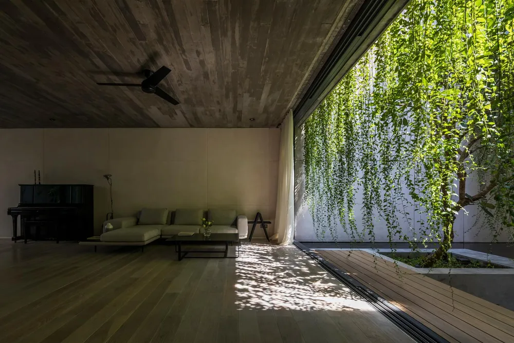 Bên trong lại chứa đựng rất nhiều lớp không gian, các khoảng sáng tối xen kẽ, xen lẫn với vật liệu thô mộc của bê tông, đá rửa.