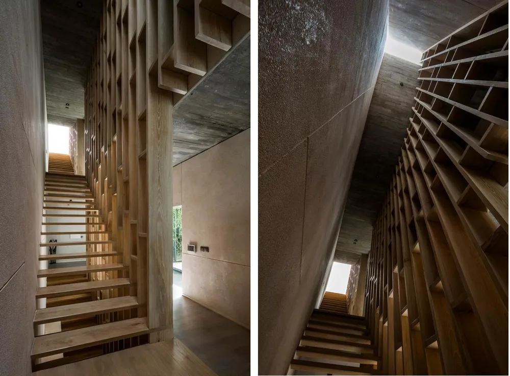 Lối cầu thang được thiết kế đặc biệt, bên cạnh hành lang hình dạng của kệ sách.