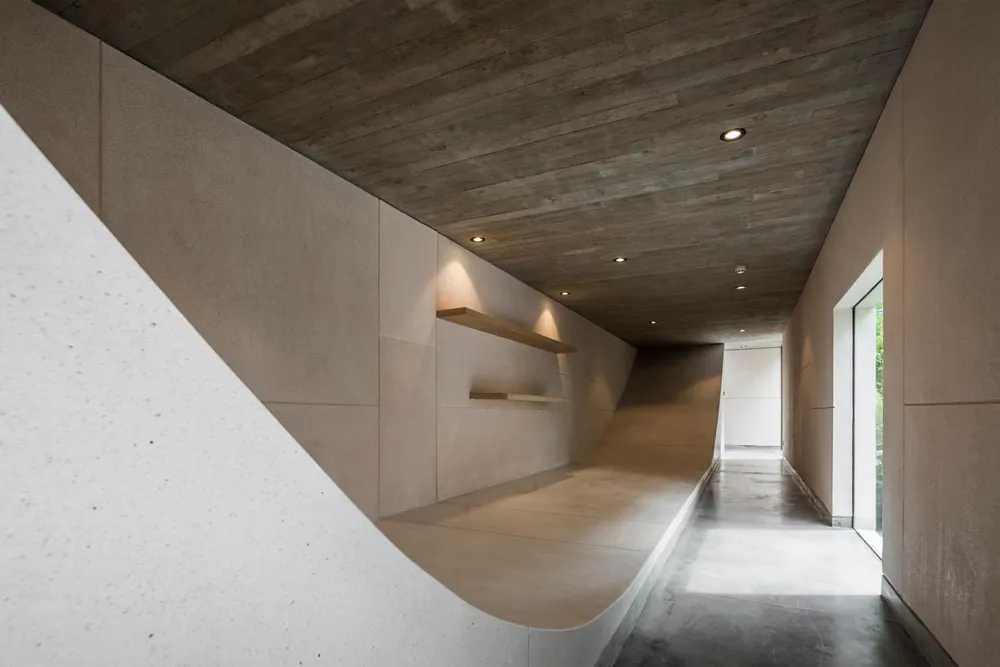 Kiến trúc sư thiết kế những đường cong tại các không gian trống là nơi thư giãn của gia đình.