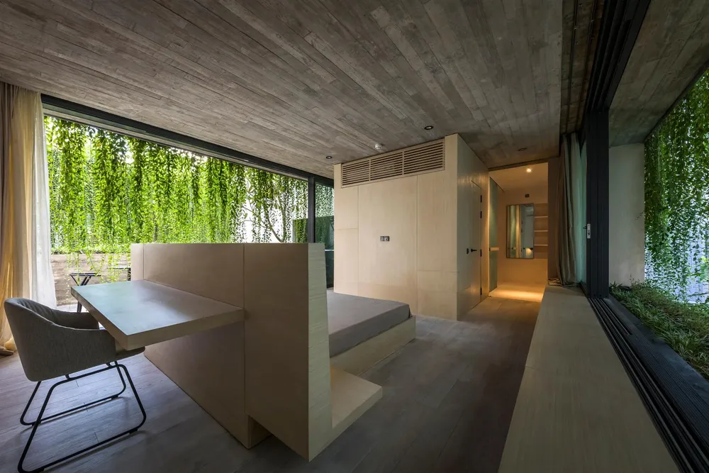 Nội thất phòng khách, bếp và bàn ăn tối giản.