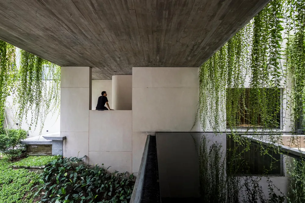 Nhóm thiết kế đã tạo ra một lớp bao che bằng lưới thép mảnh, nhằm đảm bảo sự riêng tư và chủ nhà có thể ngắm nhìn vẻ đẹp của công trình xung quanh.