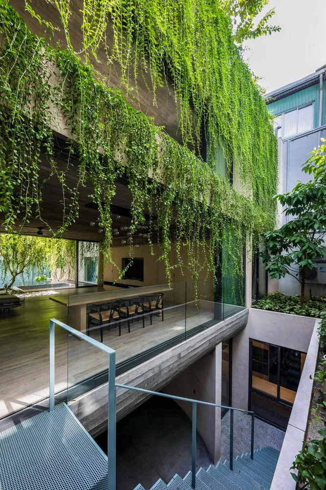 Hình khối công trình từ bên ngoài nhìn như một chiếc hộp vuông vắn đơn giản.