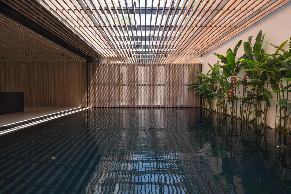 Bể cá bên cạnh phòng khách làm dịu mát không gian sống.