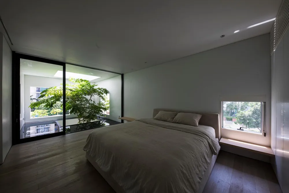 Phòng ngủ thiết kế đơn giản, kết nối với giếng trời.