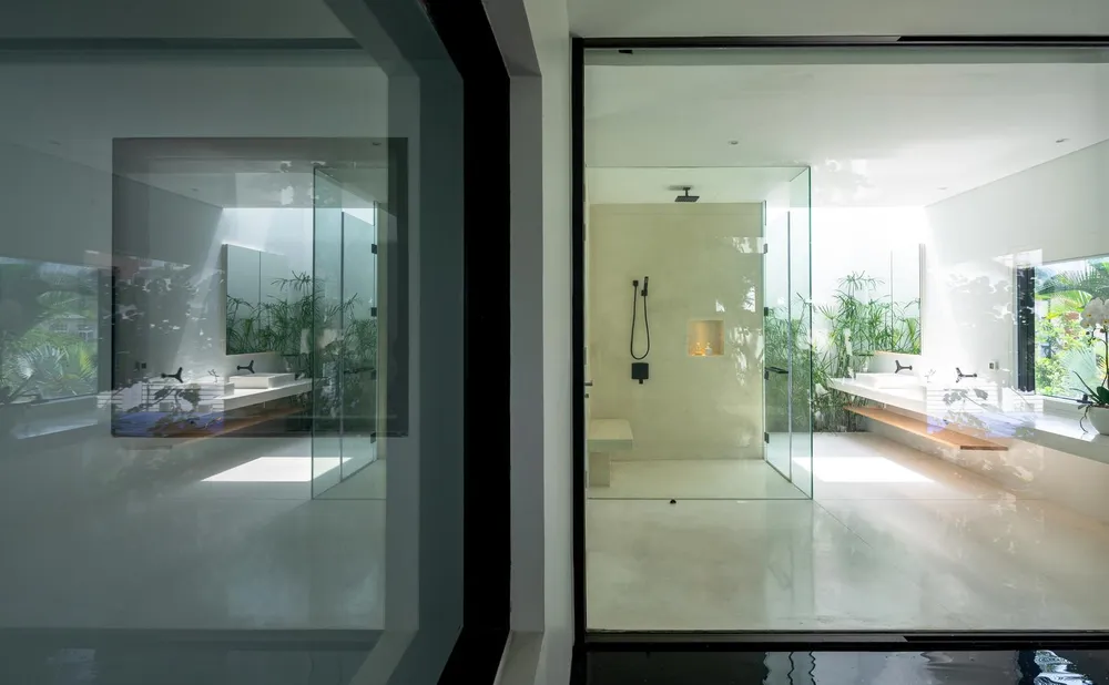 Khu phòng vệ sinh tràn ngập ánh sáng.