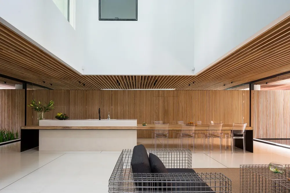 Thay vì thiết kế những căn phòng rộng quá khổ so với nhu cầu sử dụng, kiến trúc sư MIA Design Studio đã “cắt đôi” ngôi nhà để dành một nửa nắng, gió, mặt nước, cây xanh.