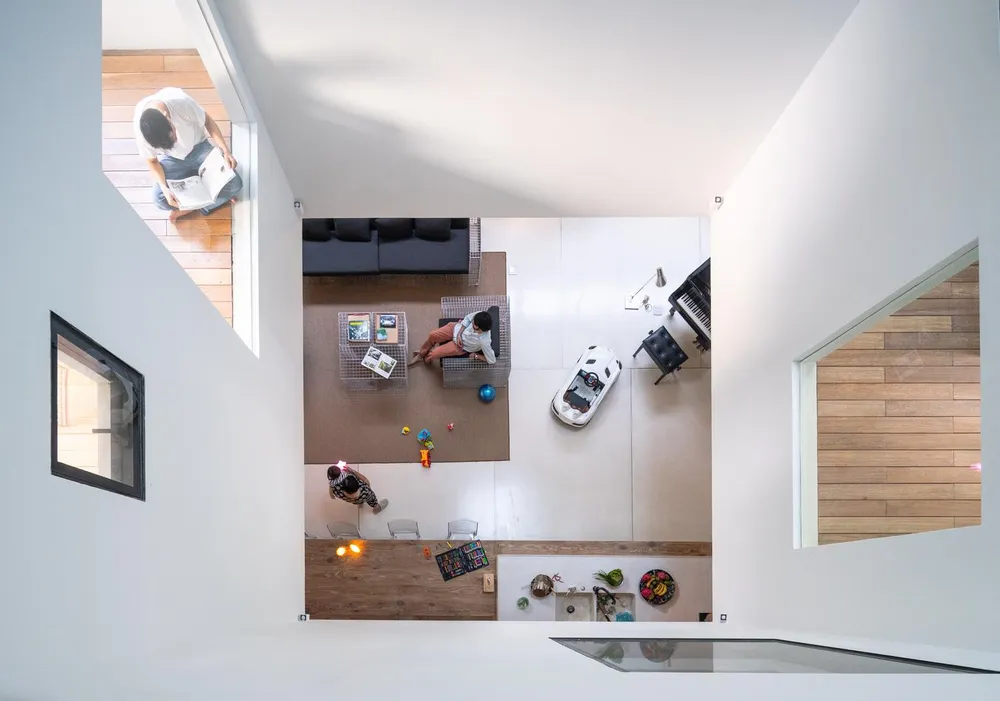 Những khoảng trống lớn thông với nhau, từ đó thiên nhiên có thể luồn lách vào từng ngóc ngách của không gian sống.