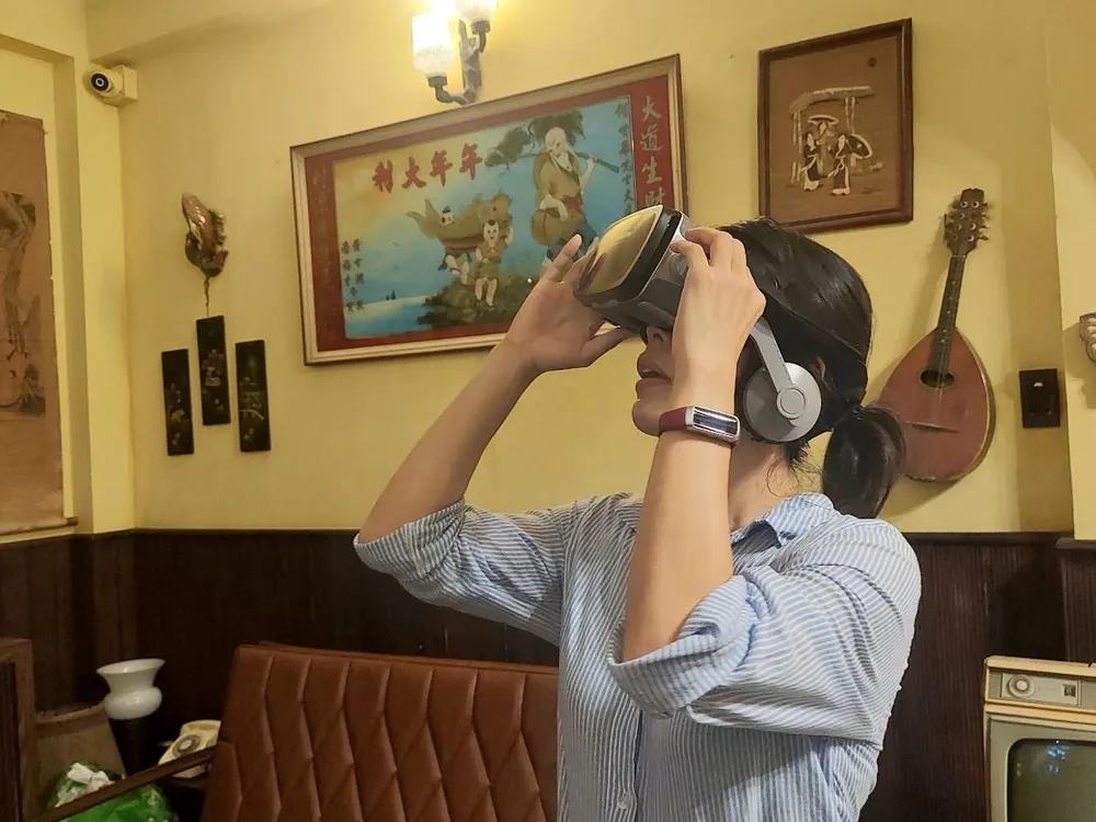 Du khách trải nghiệm không gian cổ kính xen lẫn hiện đại bằng ứng dụng công nghệ thực tế ảo về biệt động Sài Gòn.