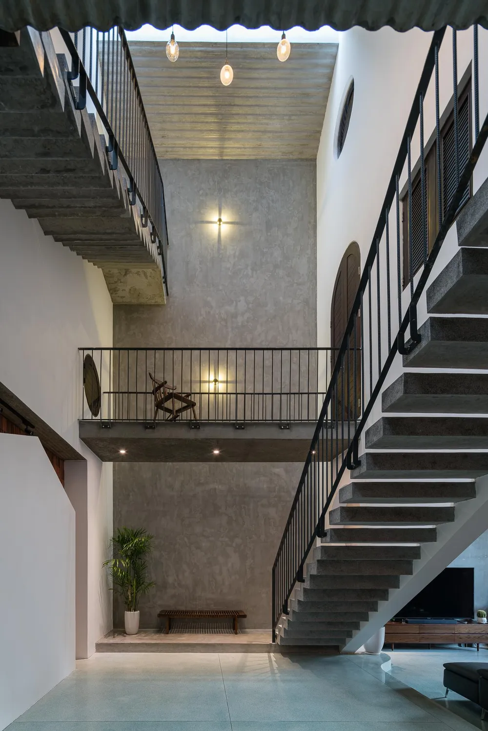 Sàn bằng đá mài bóng xuyên suốt ở tầng một.