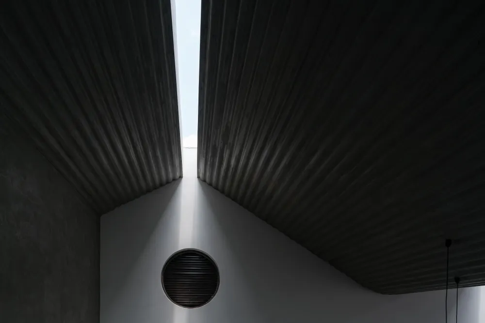 Các khe nắng tự nhiên thay đổi liên tục trong ngày giúp ngôi nhà trở nên sống động và ấm cúng.