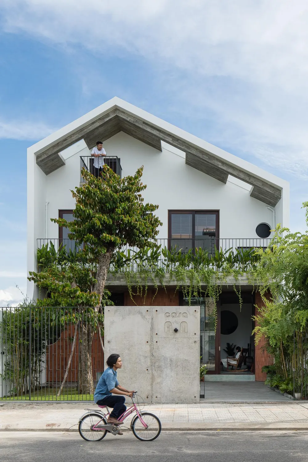 Ngôi nhà có diện tích 216 m² ở TP Đà Nẵng, thiết kế bởi kiến trúc sư Hinzstudio.