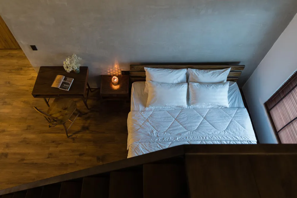 Tại một phòng ngủ, kiến trúc sư còn thiết kế thêm một căn gác lửng.