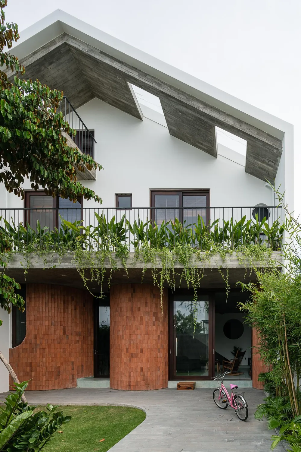 Ngôi nhà là tổ ấm của gia đình ba thế hệ.