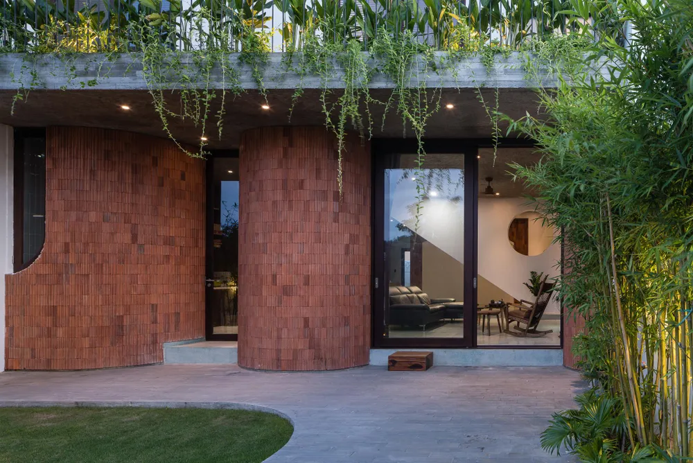 Ba ngôi nhà mini là sự chuyển tiếp giữa các không gian riêng tư với nhau, đồng thời tạo luồng thông gió chéo giúp không gian thoáng đãng.